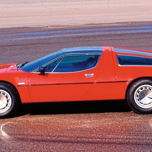 Ein Kind seiner Zeit: Der Bora war kantig durch und durch, die flache Front mit Klappscheinwerfern obligatorisch. Weitere charakteristische Merkmale sind verschiedene Chrom- bzw. Zierelemente aus Edelstahl (Dach!) sowie eine Auspuffanlage mit vier Endrohren.(Bild:  Maserati)