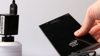 Ladegeräte, die nicht den europäischen Sicherheitsstandards entsprechen, können in Brand geraten. (Bundesnetzagentur)