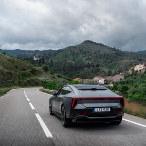 Der viertürige Gran Turismo steht auf einer eigens entwickelten Alminium-Plattform. (Bild: Polestar)