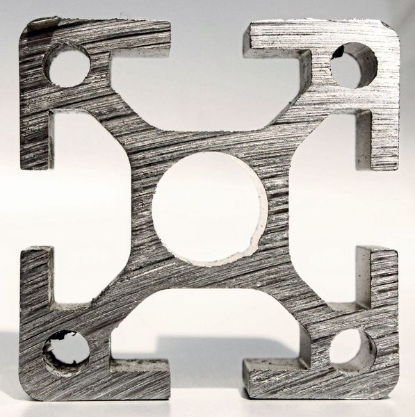 Removed burrs  and rounded edges: End faces of an extruded steel profile before (2a) and after (2b) brush deburring. (Source: Kullen-Koti)