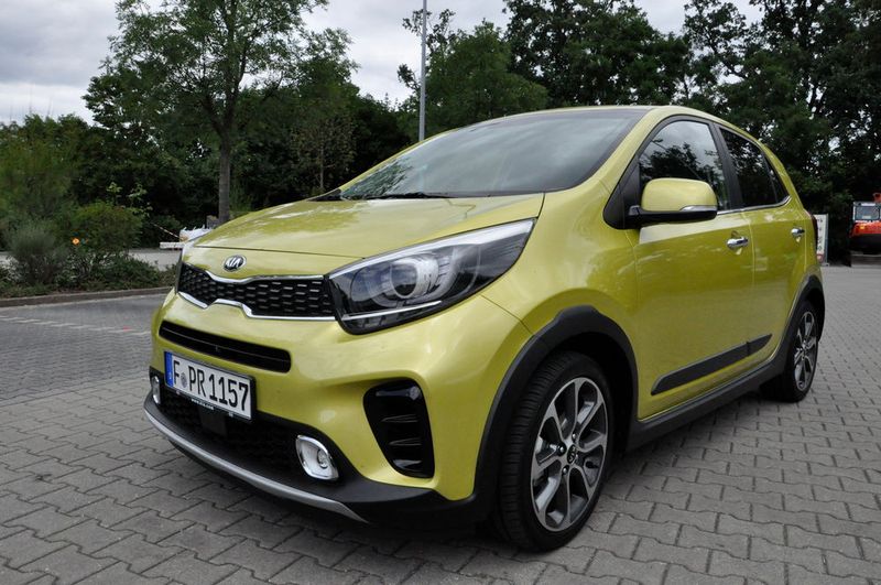 ... und beinhaltet unter anderem Parksensoren hinten, eine Rückfahrkamera und eine Solarglas-Frontscheibe.   (Bild: Simon / »kfz-betrieb«)