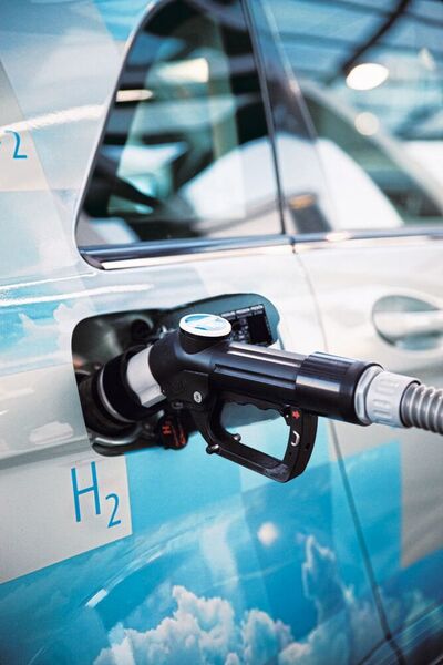 1999: First Linde hydrogen fueling station in Germany  (The Linde Group)