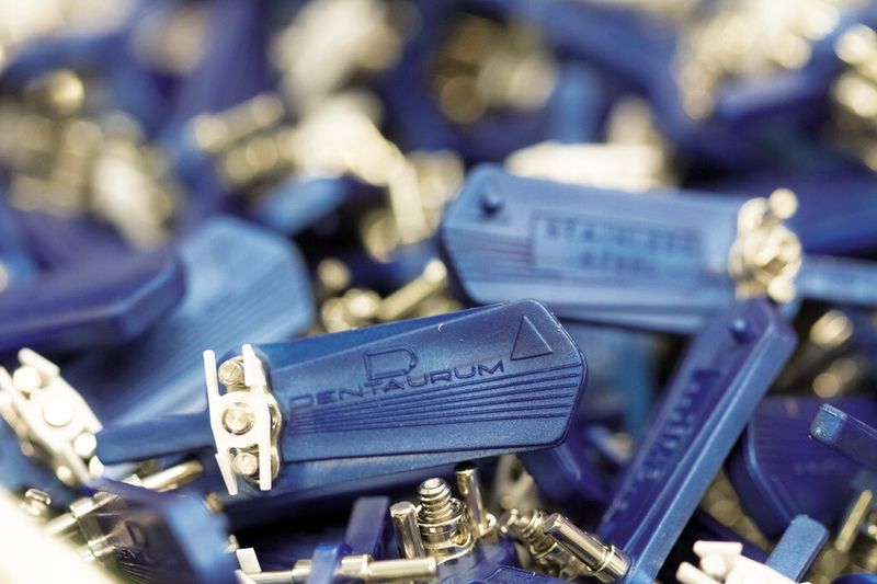 Für die Dehnschrauben werden bei Dentaurum sämtliche Einzelkomponenten im Unternehmen selbst produziert. (Bild: Zecha)