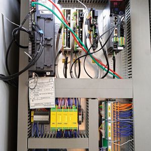 Das DAU-Modul wird im Schaltschrank der Maschine implementiert.(Bild:  TUM)