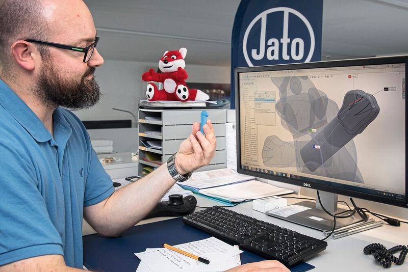 Um auch kleinere Details zu kontrollieren, wurden zusätzlich einzelne Körperteile der Figur ausgedruckt. So musste beispielsweise die Tiefe der Rillen bei den Fingern genau geprüft werden. (Thomas Entzeroth)