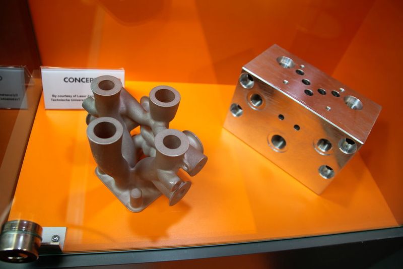 Concept Laser stellte auf der Rapid.Tech ein schönes Beispiel für Material- und Gewichtseinsparungen aus. (Rechts: die konventionell gefertigte Komponente.) (Simone Käfer/MM)