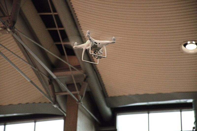 Drohnen, wie diese hier unter dem Dach von Halle 4 der Deutschen Messe, werden künftig wohl vermehrt am Ifoy-Award teilnehmen.