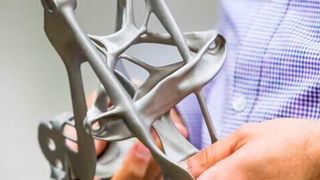 In Kooperation mit Autodesk entwickelte GM die erste 3D-gedruckte und funktional optimierte Sitzhalterung. (General Motors)