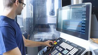 Seltenes Erlebnis! im Rahmen dieses Bearbeitungszentrums verbessern Methoden der Künstlichen Intelligenz (KI) die Bauteilfertigung. Leider werde über KI zwar viel diskutiert, doch den Weg in die Praxis fände sie nur selten. Das soll ein neues Expertennetzwerk jetzt ändern ... (Bild: WZL / P. Winandy)