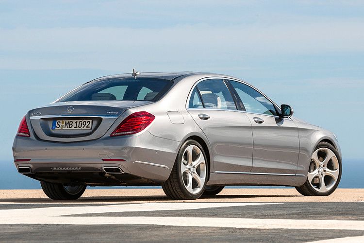 In der Standard-Ausführung ist die S-Klasse 5,25 Meter lang, 1,90 Meter breit und 1,49 Meter hoch. Das fahrfertige Gewicht beginnt bei 1.945 Kilogramm beim S 400 Hybrid. (Foto: Daimler)