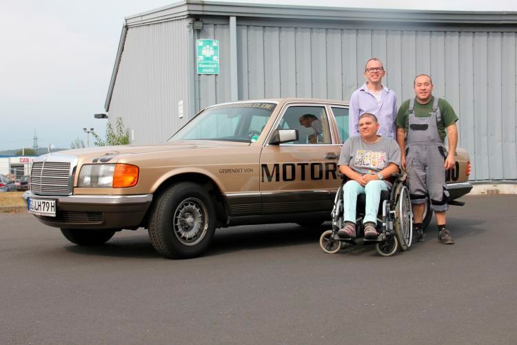 Ein Mercedes-Benz 380 SE der Baureihe W 126 – mit 3,8 Liter-Graugußmotor, der 200 Sachen schafft und aus acht Zylindern mit 204 PS versorgt wird. Laufkultur, Eleganz, Solidität – die W126-S-Klasse bringt seit der Präsentation im Jahr 1979 alles mit, was für eine Luxusklasse-Limousine Standard sein sollte.  Schon bei der ersten Begegnung mit dem Fahrzeug sind bleibende Eindrücke garantiert: Gold-metallic, kurzer Radstand – und dann das satte, beruhigende Geräusch, wenn die Türen ins Schloss fallen! Dank Andreas Dünkel, Chef der „Motorworld“ in Stuttgart und Berlin, gibt es diesen 380er nun zu gewinnen.   (Lebenshilfe)