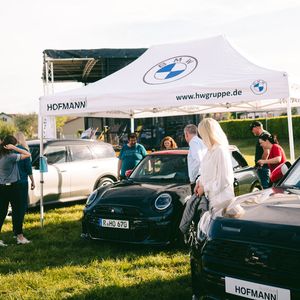 Vor dem Filmprogramm hatten die Besucher noch reichlich Gelegenheit, die neuen Mini-Modelle kennenzulernen.(Bild:  Autohaus Hofmann)