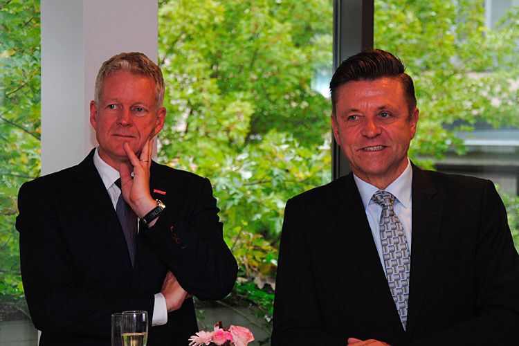 Aufmerksame Zuhörer: ZDH-Generalsekretär Holger Schwannecke (li.) und ZDK-Vizepräsident Wilhelm Hülsdonk. (Foto: Baeuchle)