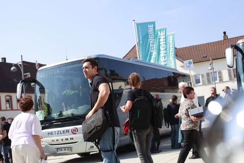 Mitarbeiter und Gäste vor der Abfahrt nach Straßburg am Hohenstaufensaal in Annweiler. (Bild: SoftEngine)