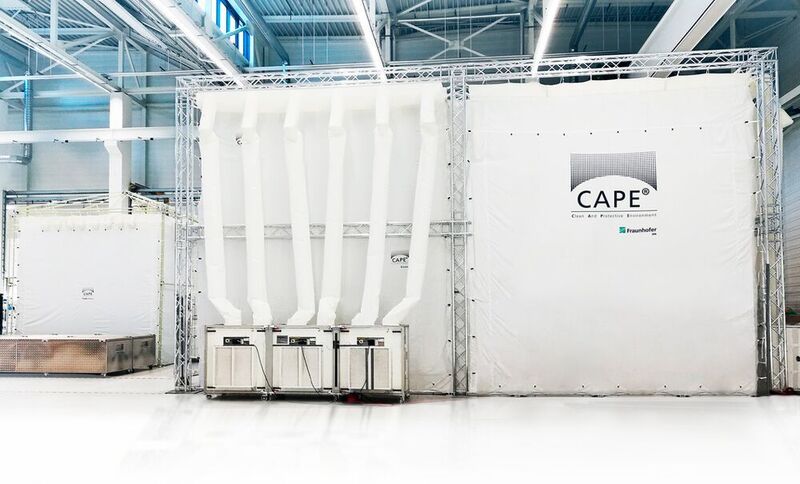 Cape ist ein zeltähnliches Reinraumsystem, das kostengünstig, schnell und flexibel eine Reinraumumgebung bietet.
 (Fraunhofer IPA / Rainer Bez)