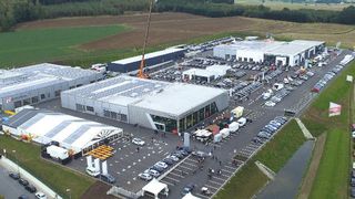 10.000 Besucher kamen zur Eröffnung des Automobil-Zentrum-Hof im Oktober. (Proflighter)
