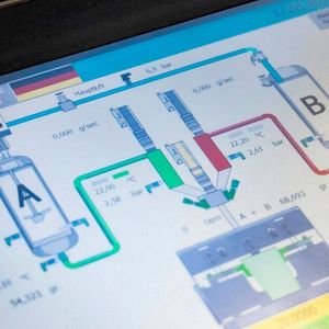 Bedient wird der LV2/2über ein vierfarbiges Touch-Panel. Zum Betrieb braucht es noch einen Druckluftanschluss sowie eine Spannung von 400 V