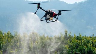 Die V40 hat eine Sprührate von 10 Litern pro Minute und kann 40 kg Saatgut pro Minute ausbringen.  (XAG)