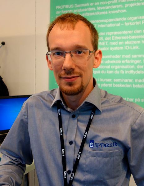 Phillip Kaaber von DI-Teknik und der Organisation Profibus Danmark:
„Profibus und Profinet sind eine starke Marke in Dänemark. In industriellen Netzwerken ist Profinet hier inzwischen wohl der am meisten genutzte Standard hier. Das Potenzial von IO-Link erkennen viele Kunden noch nicht, weil viele Fabriken noch alt sind. Aber das steigt, wenn Industrie 4.0 sich durchsetzt und viele Daten verknüpft werden. Das geschieht hier gerade. Wir sehen einen Riesen-Anstieg von Big Data. Die meisten Hersteller für die Industrie wie etwa Sick, ifm, Pepperl & Fuchs und all die anderen verbauen längst IO-Link in ihre Sensoren. Die Kunden verfügen also bereits über IO-Link. Allerdings: Sie müssen es auch nutzen, um zu einer Fabrik der Industrie 4.0 zu werden. Das ist die Herausforderung.“
 (Karin Pfeiffer)