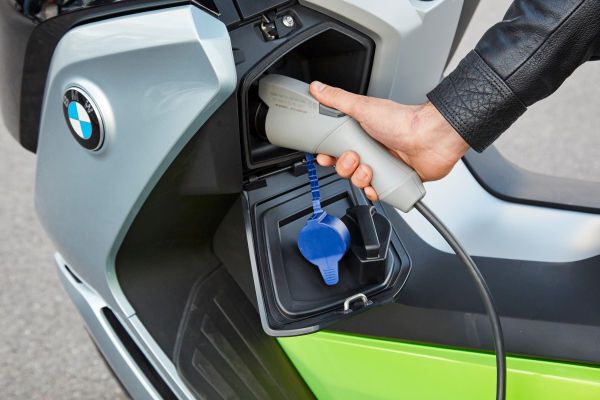 C evolution von BMW: zukünftig in zwei Varianten erhältlich: als Long Range sowie in der Führerschein-A1-tauglichen Europaversion (Bild: BMW)