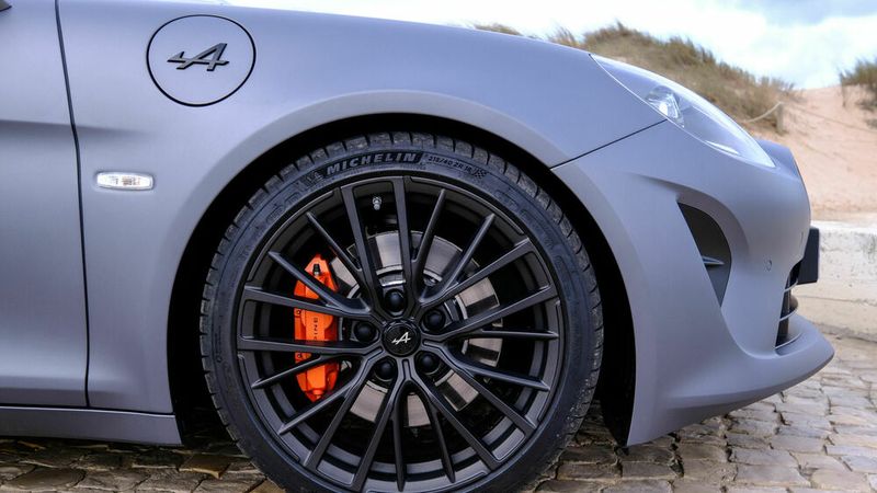 Für heutige Sportwagen typisch ist der farbig durchscheinende Bremssattel ein typisches Accessoire. (Bild: Ampnet/Renault)
