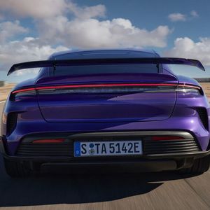 Bis zu 815 kW/1.108 PS Peak-Leistung mobilisiert der neue Überflieger.(Bild:  Porsche)