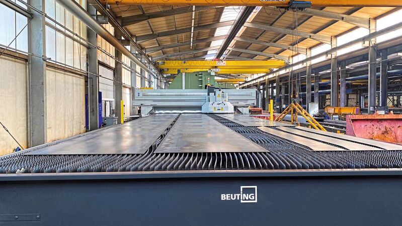 Die Laser Mat II bietet Klostermann genau die passende Lösung für die Bearbeitung von sehr großen und schweren Blechen, die die Stahlexperten gesucht hatten. 