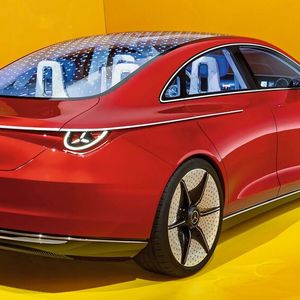 Auspuffrohre gibt es beim Elektro-CLA selbstredend nicht mehr. Dafür wurde im unteren Bereich der Heckschürze eine Struktur mit Kühllamellenoptik integriert. Dieses Designthema findet sich auch an vielen anderen Stellen am Fahrzeug wieder.(Bild:  Mercedes-Benz)