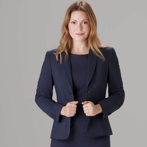 Bei einer Größenauswahl von Slim bis Extra Large können die Kunden unter anderem Blazer, Röcke oder Sakkos buchen.(Bild:  Mewa)