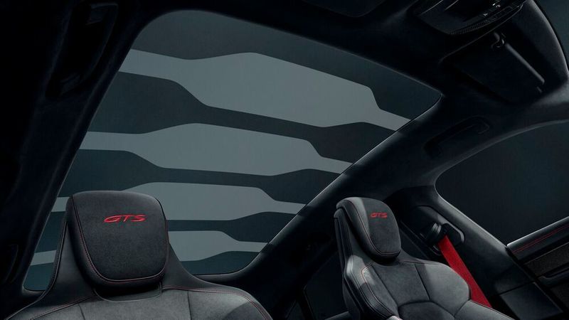 Ganz neu ist dafür das Glasdach, das sich auf Knopfdruck segmentweise abdunkeln lässt. (Porsche)