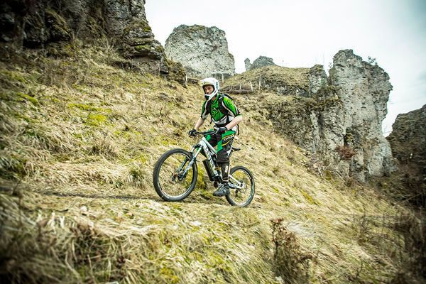 Ob Up- oder Down-Hill: Relo beschleunigt bis zu einer Maximalgeschwindigkeit von 25 km/h, solange der Fahrer in die Pedale tritt. (Bild: Relo)