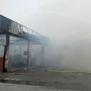 Einsatzkräfte löschten einen Großbrand bei Mercedes Brokamp in Harsewinkel.(Bild:  Kreispolizeibehörde Gütersloh)