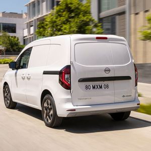 Der 90 kW/122 PS E-Motor liefert die gleiche Durchzugskraft wie im Renault Kangoo.(Bild:  Nissan)