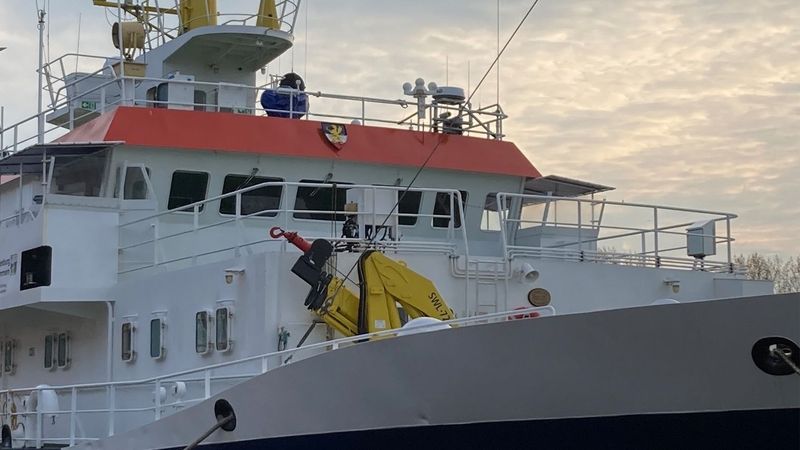 Erklärbare Künstliche Intelligenz (Explainable AI, XAI) trägt maßgeblich dazu bei, Vertrauen in KI-gestützte Entscheidungsunterstützungssysteme aufzubauen und die Sicherheit in der halbautonomen Schiffsnavigation zu erhöhen. Durch die Fusion heterogener Sensordaten entsteht ein präzises und kontinuierlich aktualisiertes Lagebild der maritimen Umgebung, das in einer dynamischen Situationskarte visualisiert wird. Zu sehen in Halle 11, Stand B30. (DFKI)