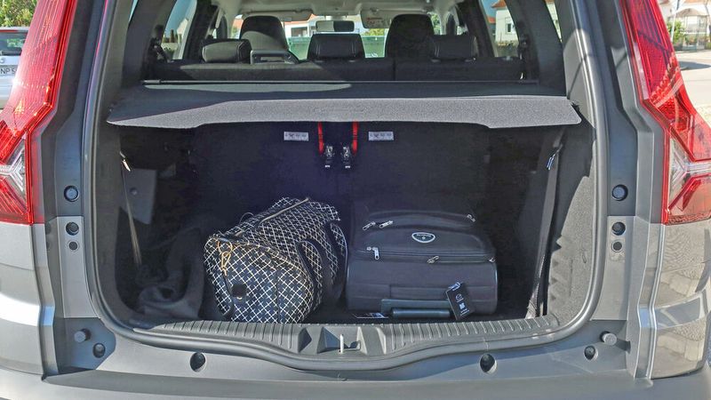 Das Kofferraumvolumen liegt beim Siebensitzer zwischen 160 und 1.807 Litern, im Fünfsitzer zwischen 607 und 1.819 Litern. (Bild: Simon – »kfz-betrieb«)