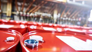 Gute Nachrichten! Denn die allseits bekannten roten Fässer des Schmierstofflieferanten Zeller+Gmelin werden nach dem Gebrauch jetzt ressourcenschonend instandgesetzt, damit sie erneut in den Wirtschaftskreislauf gebracht werden können. (Zeller+Gmelin)