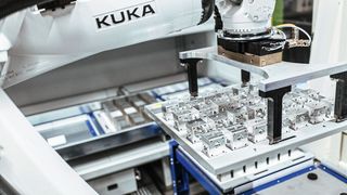 30 verschiedene Bauteile in Losgrößen zwischen eins und 200 aus Aluminium und Gusseisen kann die Fünfachsen-Fräsmaschine fertigen. Ein KR Quantec von Kuka sorgt dafür, dass diese schnell und effizient beschickt wird und dass fertig gefräste Bauteile der Weiterbearbeitung zugeführt werden.  (Bild: Kuka)