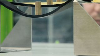 Die neuen 1zu1-Werkstoffe im Vakuumguss sind bis zu 150 °C beziehungsweise 200 °C im Vergleich zum Standardmaterial (vorne) äußerst formstabil. (Bild: 1zu1)