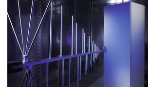 Trotz dezentraler Steuerungstechnik wird die elektrische Ausrüstung nach wie vor in Schaltschränken untergebracht. Diese müssen in unterschiedlichen elektromagnetischen Umgebungen ihren Beitrag zur EMV der jeweiligen Maschine oder Anlage leisten. (Bild: Rittal)