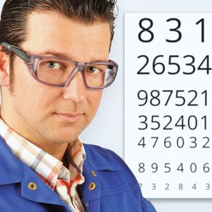 Eine Arbeitsschutzbrille verhindert, dass Staub, Späne, Funken oder Licht die Augen beschädigen. Die Art der Brillengläser und des Gestells ist dabei je nach Anforderung unterschiedlich.