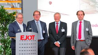 Architekt Prof. Burkhard Pahl, EJOT Geschäftsführender Gesellschafter Christian F. Kocherscheidt, Generalunternehmer Ferdinand Nolte (BMS Industriebau Brilon) und EJOT Geschäftsbereichsleiter Andreas Plaum (v.l.n.r.) bei der feierlichen Einweihung der neuen Produktionshalle.
 (Foto Peter Kehrle www.fotogeist.com)