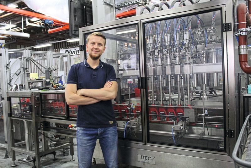 „Möglichst viel Durchsatz, optimale Auslastung und sehr kurze Umrüstzeiten! Das ist die Herausforderung und das ist das Ziel bei der Abfüllung unserer Schmierstoffe“, sagt Oliver Bittrich, Leitung der Konfektionierung bei  Zeller+Gmelin. (Zeller+Gmelin)