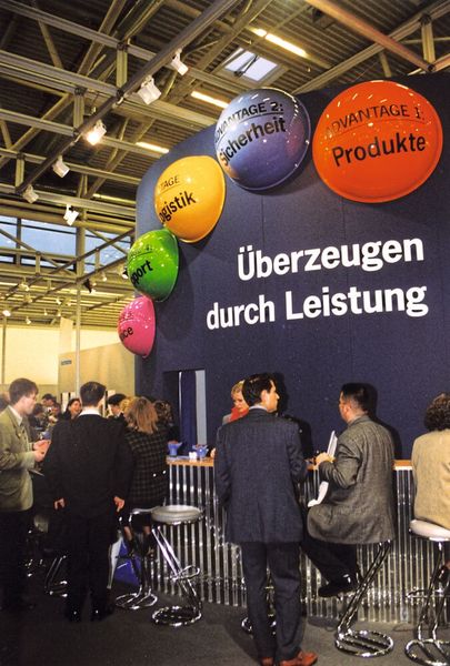 Messen in den Jahrzehnten: Die Messeauftritte von Rutronik sind im Laufe der Jahre mit der Firma gewachsen. Hier der Messestand auf der electronica 1998.  (Bild: Rutronik)