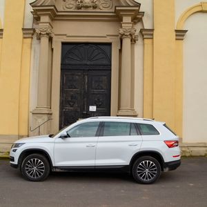 Mächtiger Auftritt. Knapp 30 Zentimeter ist der Kodiaq länger im Vergleich zu seinem kleineren Bruder Karoq.(Bild:  Schweitzer/»kfz-betrieb«)