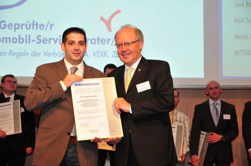 Sergio Januario vom Autohaus Mayer in Reutlingen erhielt die Urkunde für Peugeot. (Archiv: Vogel Business Media)