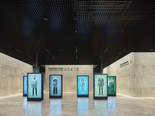 Das Forum des neuen Geberit Campus: Es ist Empfangs-, Warte- und Verweilbereich und Cafeteria. Hier ist Raum für Begegnung, Kommunikation, Information und Dialog. (Bild:  Roland Halbe)