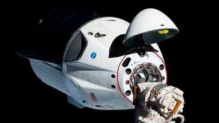 Im Gegensatz zum Starliner ist der Crew Dragon ein bereits bestens bewährtes Beförderungsmittel, um Menschen zur ISS zu bringen. (Bild: Nasa)