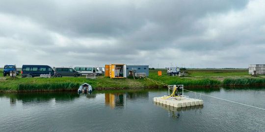 Nix passiert! Und so sieht es aus, wenn die gleiche Munitionsart mit dem 2-stufigen Laserverfahren des LZH entschärft wird ... still ruht der See und dessen Umwelt ...(Bild:  LZH)