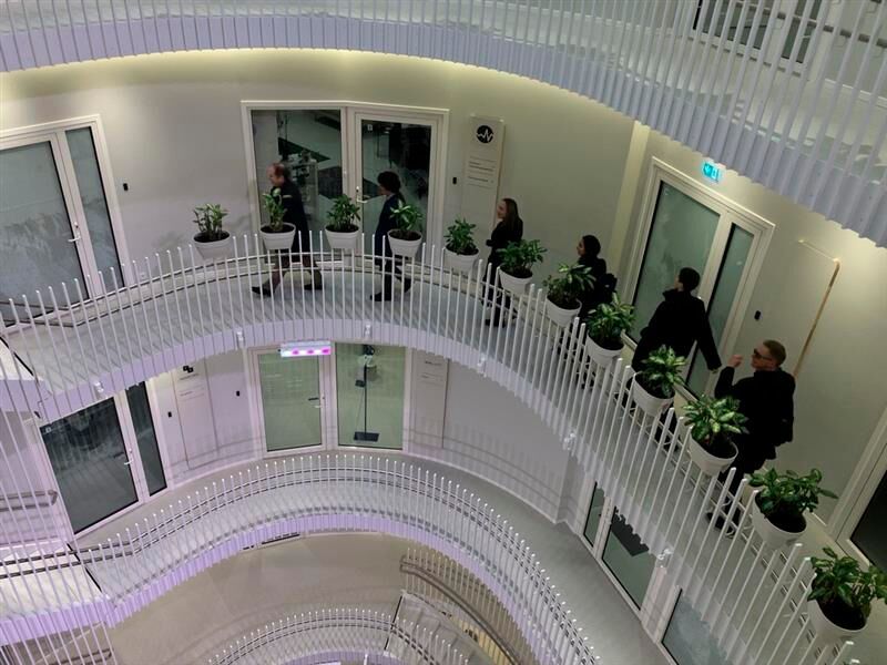 Und da im Aufzug kein Platz mehr war, ging es für viele andere Teilnehmende im Entenmarsch – Runde für Runde und Stufe um Stufe – die Treppe hinauf. (Bild: © Serina Sonsalla)