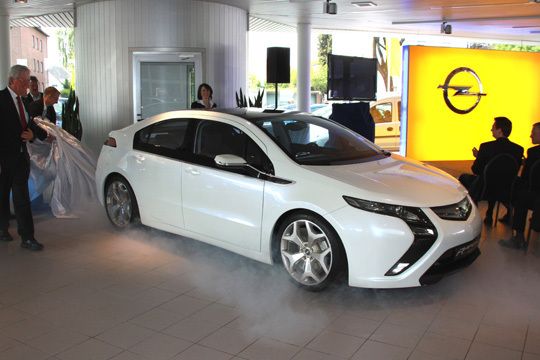 Showeffekt zur Eröffnungsfeier: Die Gäste erleben eine kleine Ampera-Vorpremiere. (Archiv: Vogel Business Media)
